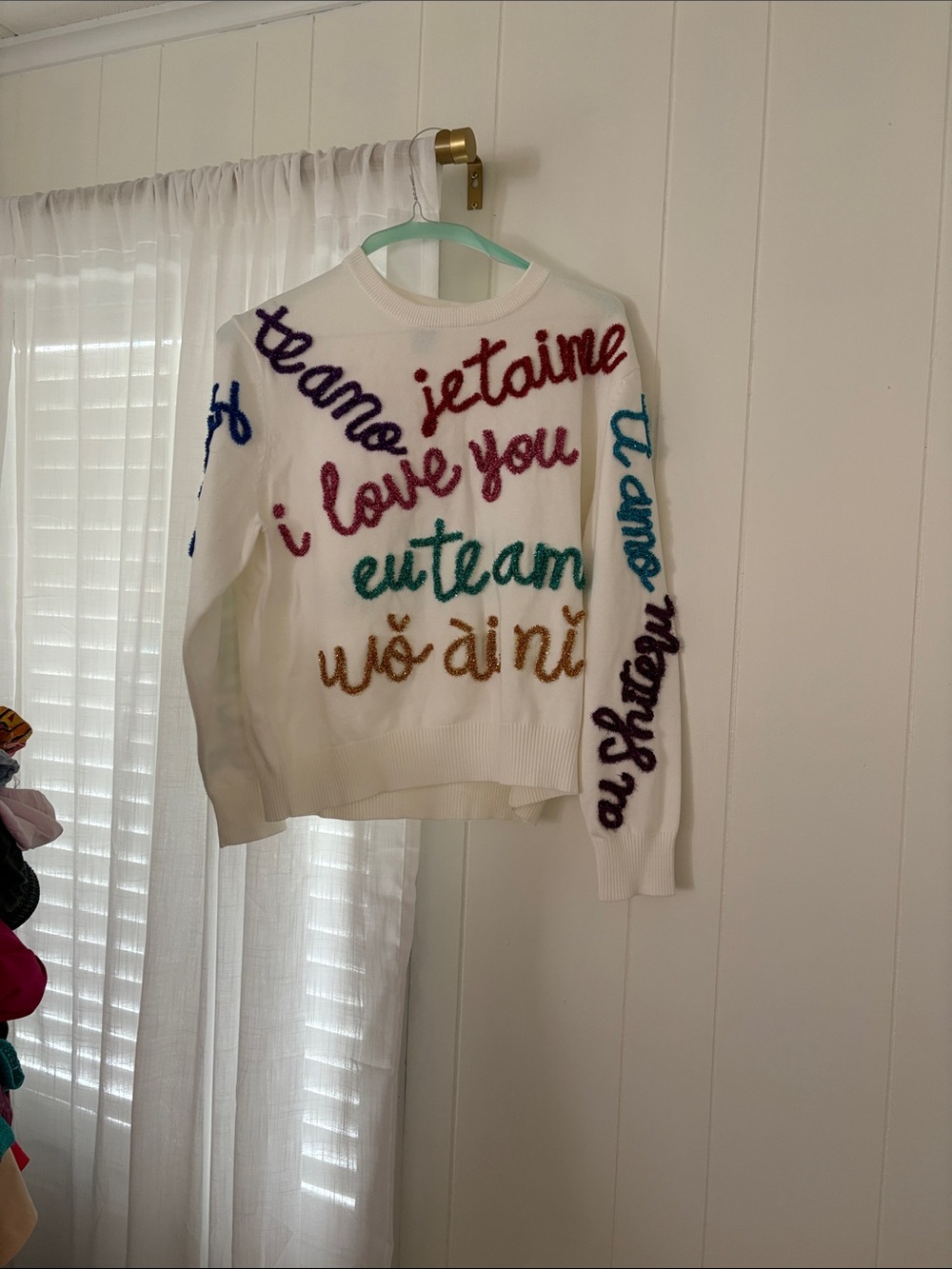 QUEEN OF SPARKLES White Crewneck Sweater with Multicolor Script I love you